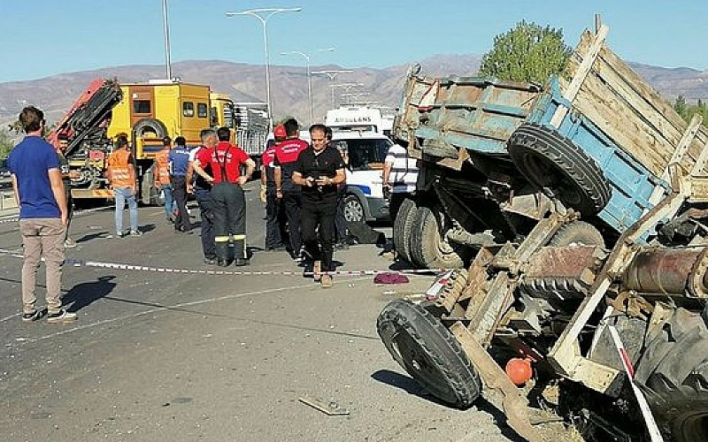 Erzincan'da tarım işçilerini taşıyan traktör ile tır çarpıştı: 2 ölü, 6 yaralı