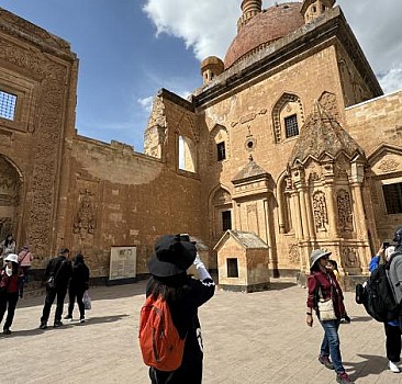 Turistler "Turizm Haftası"nda da rotayı İshak Paşa Sarayı'na çevirdi