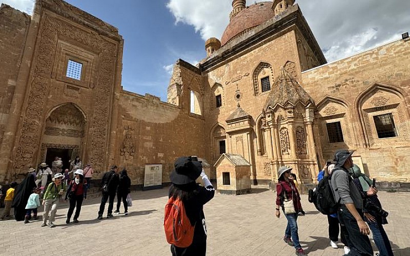 Turistler "Turizm Haftası"nda da rotayı İshak Paşa Sarayı'na çevirdi