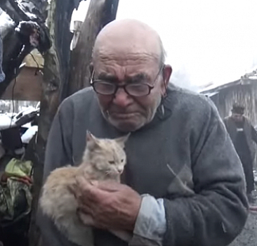 Yangından kedisiyle kurtulan "Ali Dede" köydeki can dostlarını özlüyor