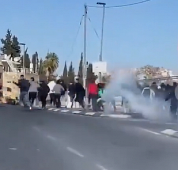 İsrail polisinden namaz kılmak isteyen Filistinlilere sert müdahale