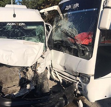 Antalya'da midibüsle servis aracı çarpıştı, 9 kişi yaralandı