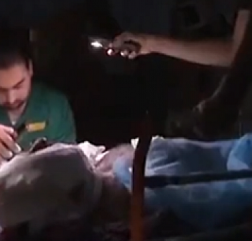 Gazze'de doktorlar telefon ışığında ameliyat yapıyor