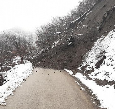 Karabük'te heyelan: Yol ulaşıma kapandı