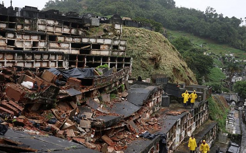 Toprak kayması: 12 kişi hayatını kaybetti