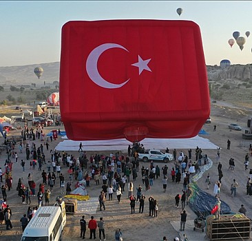 Nevşehir'de ay yıldız desenli yerli üretim sıcak hava balonu tanıtıldı