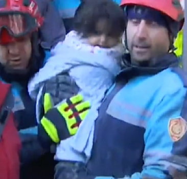 56 saatlik mücadele: Enkazda çocuğunu emzirerek hayata tutunmasını sağladı