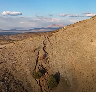 Berit Dağı'ndaki dev yarıklar havadan görüntülendi