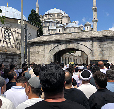 On binlerce kişi Fatih Cami'ne akın etti