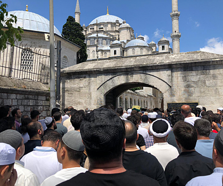 On binlerce kişi Fatih Cami'ne akın etti