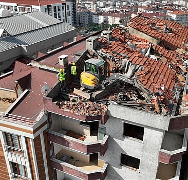 Sosyal medyada olay olan Bağcılar'daki riskli binanın yıkımına başlandı