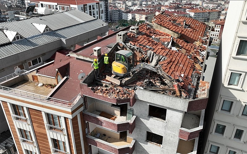Sosyal medyada olay olan Bağcılar'daki riskli binanın yıkımına başlandı