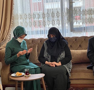 Sümeyye Erdoğan Bayraktar'dan Başak Cengiz'in ailesine taziye ziyareti