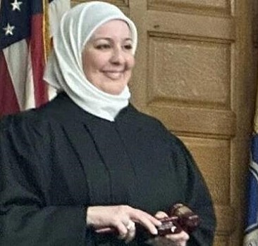 ABD'nin ilk başörtülü hakimi Nadia Kahf'ın ilk duruşmasına Türk avukat girdi