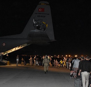 Kabil'deki 104 Türk vatandaşı daha TSK'nin nakliye uçağı "Herkül" ile tahliye edildi