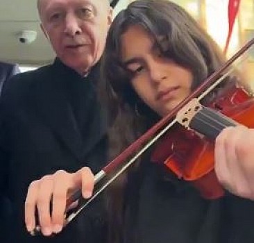 Başkan Erdoğan, keman çalan öğrenciye eşlik etti