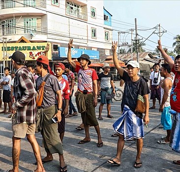 Myanmar'da komşu ülkelere sığınma hazırlığındaki vatandaşların sayısı artıyor
