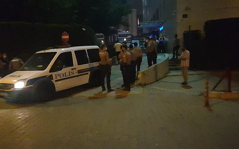 İzmir'de hastane önünde silahlı saldırı: 4 yaralı