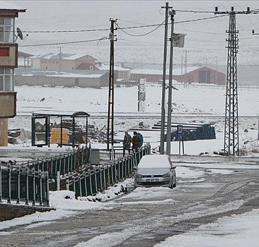 Bingöl'de kar yağışı Karlıova'yı beyaza bürüdü