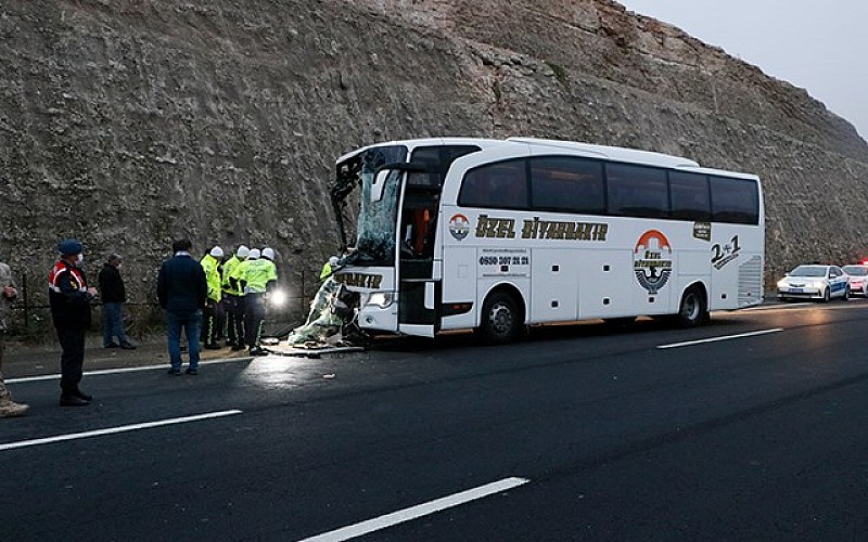Yolcu otobüsü TIR'a çarptı: Ölü ve yaralılar var