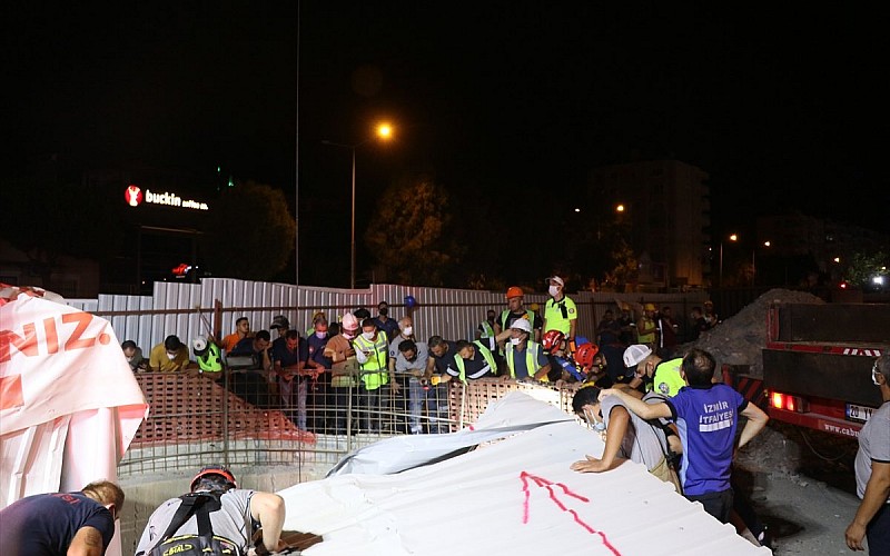 İzmir'de otomobil metro inşaatındaki 25 metrelik boşluğa düştü: 2 ağır yaralı