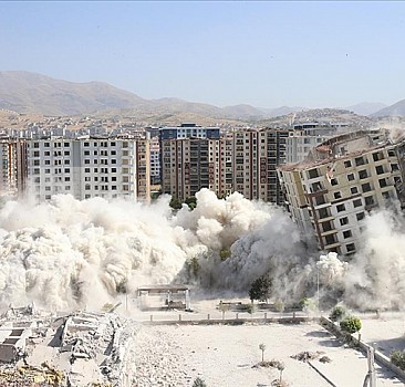 Ağır hasarlı binalar patlayıcıyla yıkıldı