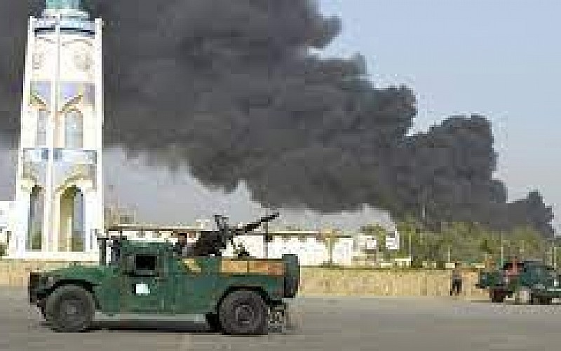 Taliban'dan bomba yüklü araçla saldırı