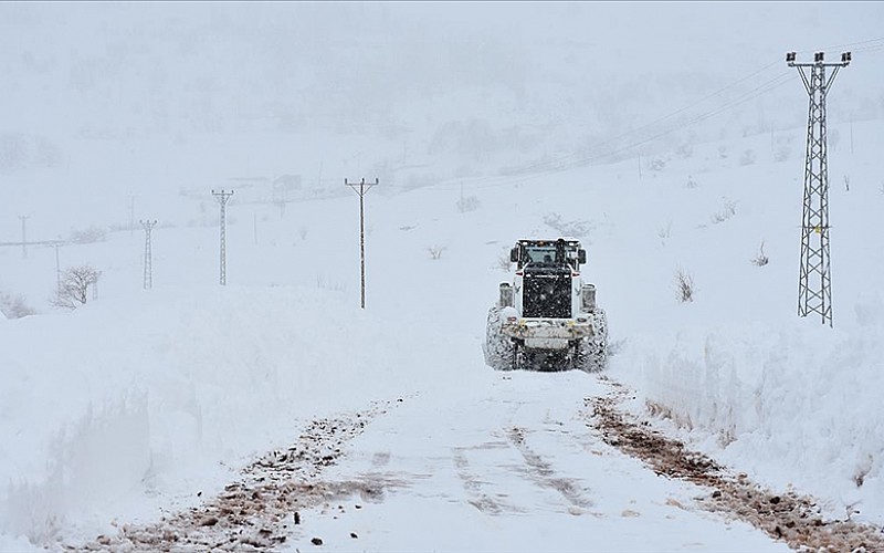 Şırnak'ta kar nedeniyle 11 yerleşim yerine ulaşım sağlanamıyor