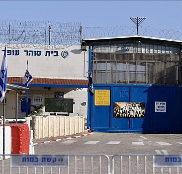 İsrail Batı Şeria'da 12 Filistinliyi gözaltına aldı