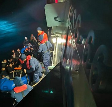 Çanakkale açıklarındaki lastik botta 29 düzensiz göçmen yakalandı