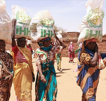İHH Sudan'da 1333 kumanya paketi dağıttı