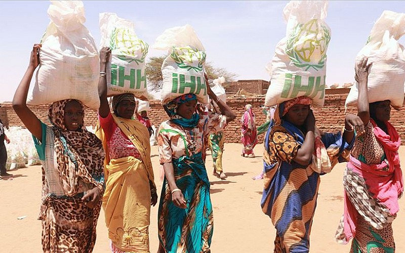 İHH Sudan'da 1333 kumanya paketi dağıttı