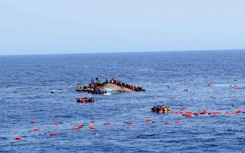 Akdeniz'de bir göçmen teknesinin batması nedeniyle 8 kişi hayatını yitirdi