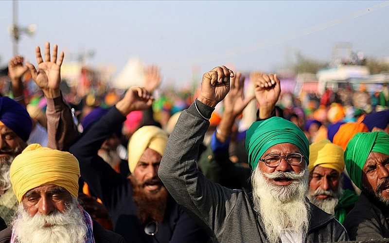 Hindistan'da çiftçiler protestolarının 100. gününde Yeni Delhi'deki otoyolu trafiğe kapattı