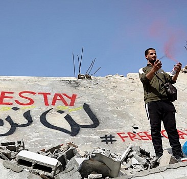 Filistinliler enkazların üzerine "ayrılmayacağız" yazdı