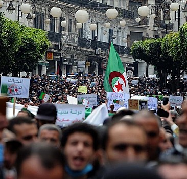 Cezayir'de halk 'köklü değişim' talebiyle yine sokaklara indi