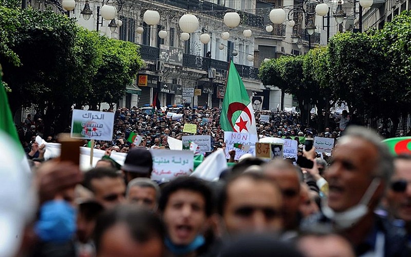 Cezayir'de halk 'köklü değişim' talebiyle yine sokaklara indi