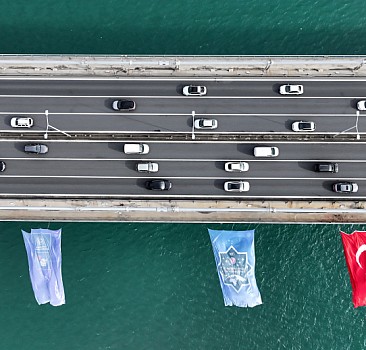 Alper Gezeravcı için köprüye Türk bayrağı asıldı