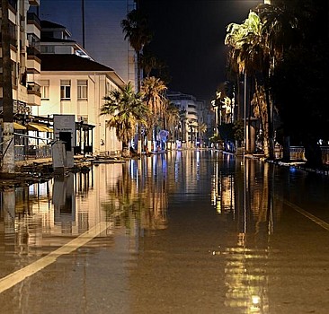 İskenderun'da gece saatlerinde yükselen deniz suyu çekildi