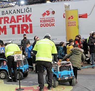 Sinop'ta öğrencilere "Mobil Trafik Eğitim Tırı"nda eğitim verildi