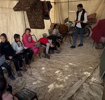 Filistinli öğretmenden çadırda ders