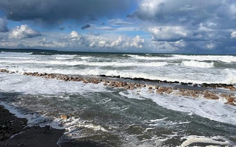 Sinop'ta fırtınayla denizin yüzeyinde köpükler oluştu