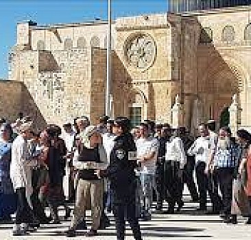 İsrail polisi korumasındaki onlarca fanatik Yahudi, Mescid-i Aksa'ya baskın düzenledi