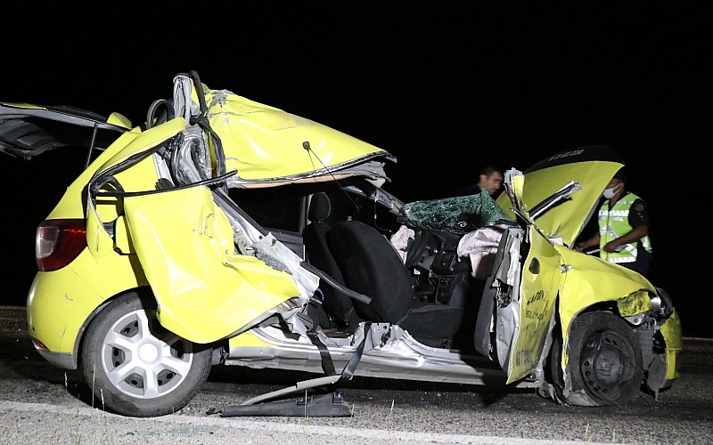Aksaray'da ticari taksi arpa yüklü traktör römorkuna çarptı: 1 ölü, 2 yaralı