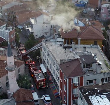 Fatih'te ahşap otel binasında çıkan yangın söndürüldü