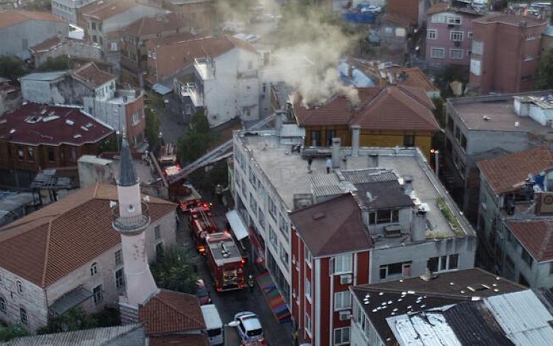 Fatih'te ahşap otel binasında çıkan yangın söndürüldü