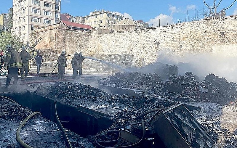 Fatih'te emniyete ait depoda yangın!