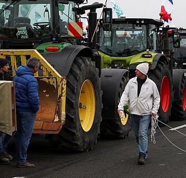 Fransa'da çiftçilerden Paris'e traktör ablukası