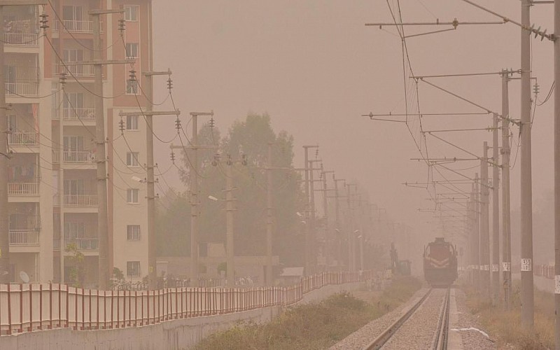 Eskişehir'de toz taşınımı nedeniyle çamurlu yağış oldu