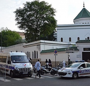 Fransa'da ramazanda kapılarını açmaya hazırlanan camiye çirkin saldırı